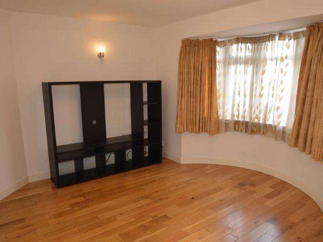 Heathside Avenue, Bexleyheath, DA7 3 bed semi detached house to rent £2,200 pcm £508 pw