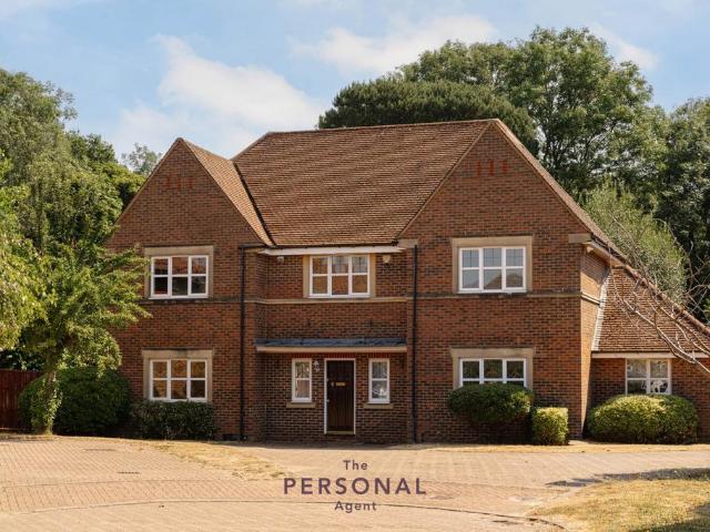 Heathside Place, Epsom 5 bed house to rent £4,200 pcm £969 pw