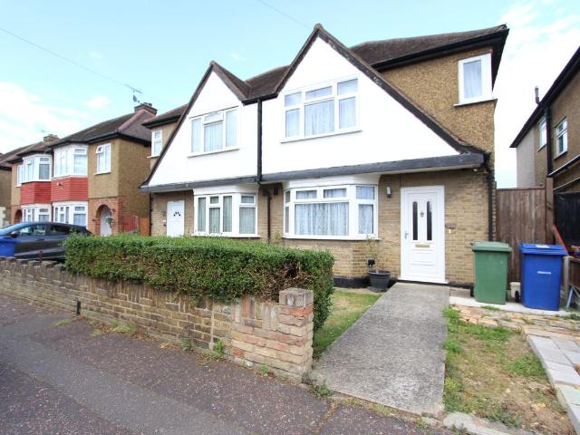 Heathview Road, Grays RM16, 3 bed town house to rent, £1,800 pcm | PrimeLocation