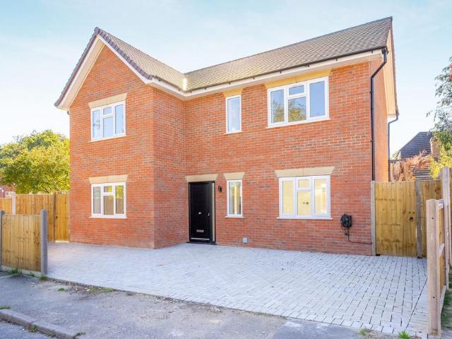 Heathway, Ascot 3 bed house to rent £4,995 pcm £1,153 pw