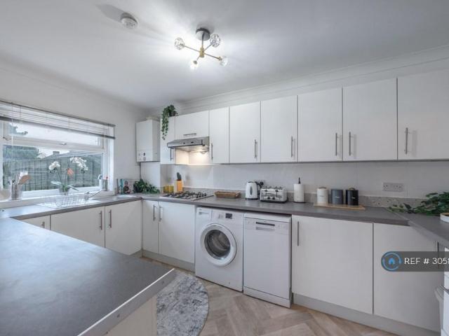 Heathway, Dagenham, RM10 3 bed end of terrace house to rent £3,000 pcm £692 pw