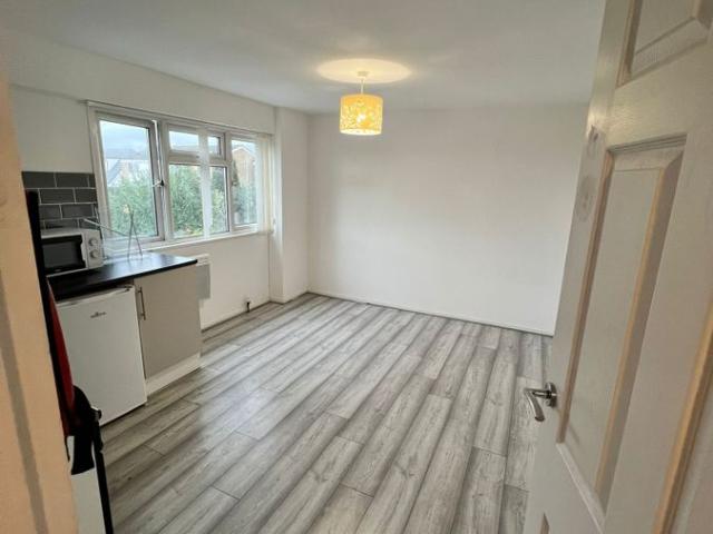 Heaton Avenue, Romford RM3, 2 bed flat to rent, £1,550 pcm | PrimeLocation