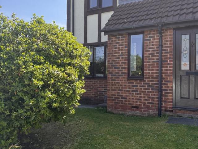 Heaton Gardens, Edlington DN12 2 bed semi detached house to rent £765 pcm £177 pw