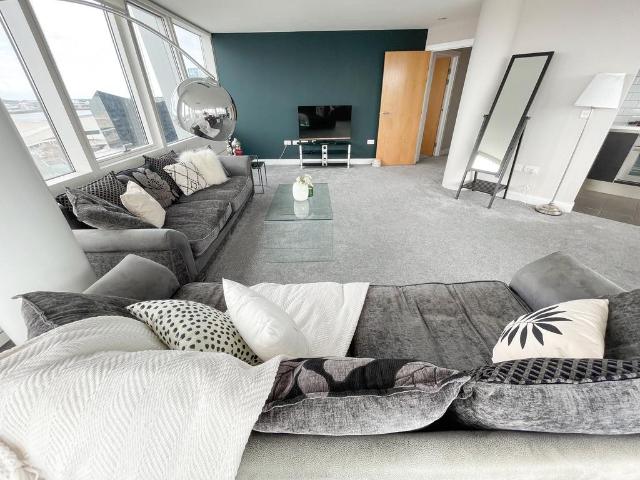 Heavenly Desserts, 41 Strand Street, Liverpool, L1 8LT, United Kingdom | 3 bed apartment for rent #132090177 | Rentberry