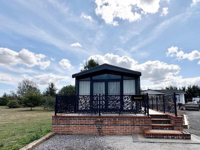 Headcorn Road, Biddenden, Ashford. 2 bed bungalow to rent £1,300 pcm £300 pw