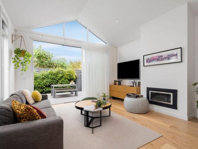 Heading: Stunning Contemporary 3 Bedroom Home in Amazing Location!