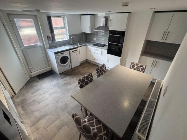 Headingley Mount, Headingley, Leeds. 6 bed end of terrace house to rent £3,120 pcm £720 pw