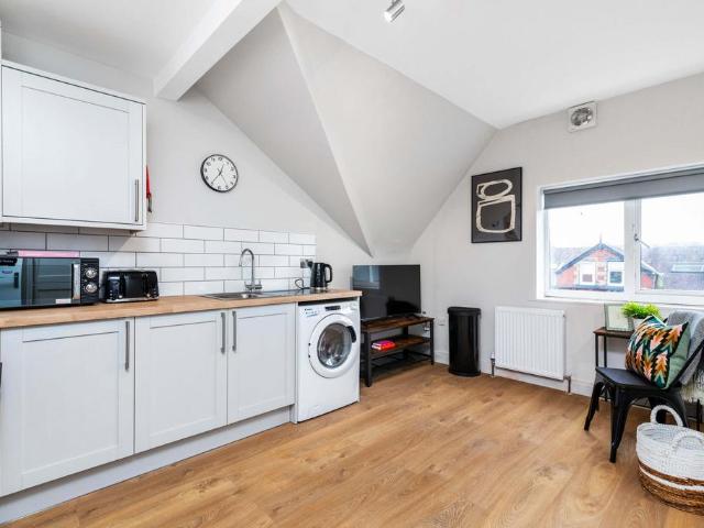 Headingley Mount, Leeds LS6 4 bed flat to rent £2,479 pcm £572 pw