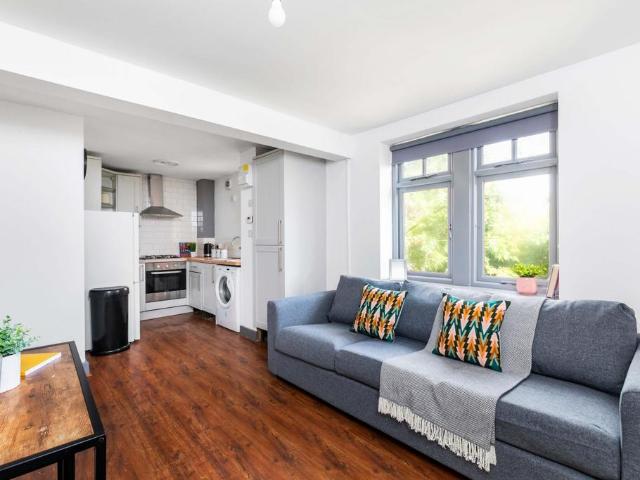 Headingley Mount, Leeds LS6 3 bed flat to rent £1,924 pcm £444 pw
