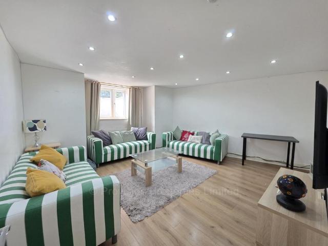 Headingley Avenue, Headingley LS6 8 bed terraced house to rent £3,293 pcm £760 pw