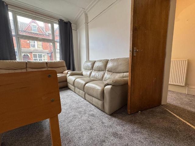 Headingley, Leeds LS6 7 bed maisonette to rent £4,034 pcm £931 pw