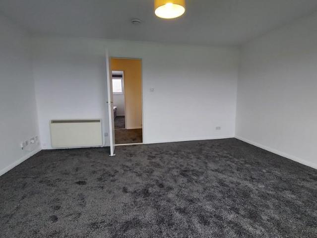 Headland Court, Aberdeen, AB10 3 bed flat to rent £825 pcm £190 pw