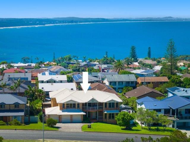 Headland Luxury with Panoramic Ocean & Mountain Views
