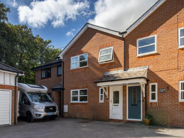 Headley Close, Alresford, Hampshire. 3 bed terraced house to rent £1,600 pcm £369 pw