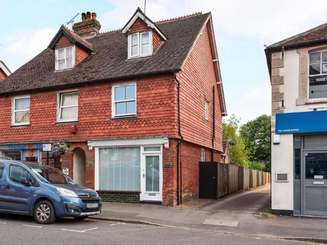 Headley Road, Grayshott, GU26 3 bed semi detached house to rent £1,750 pcm £404 pw