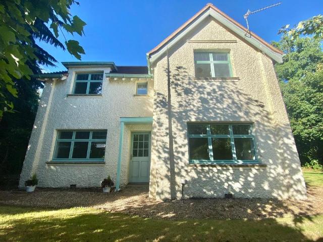 Headley Road, Liphook, Hampshire, GU30 3 bed detached house to rent £1,950 pcm £450 pw