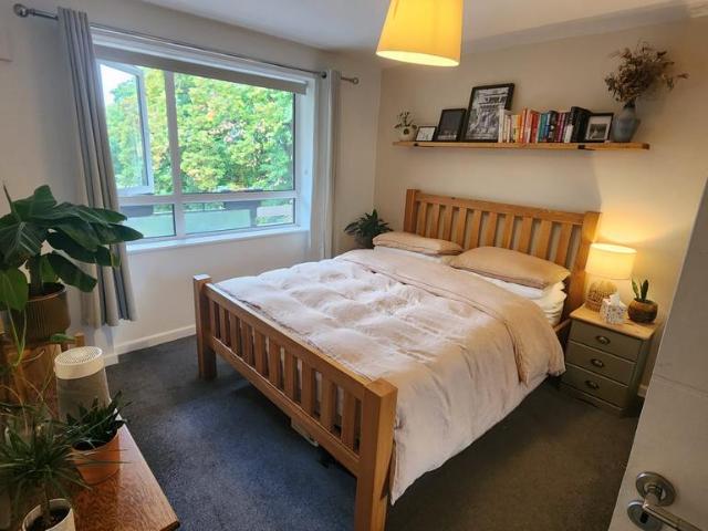 Headswell Crescent, Bournemouth BH10 2 bed flat to rent £1,300 pcm £300 pw