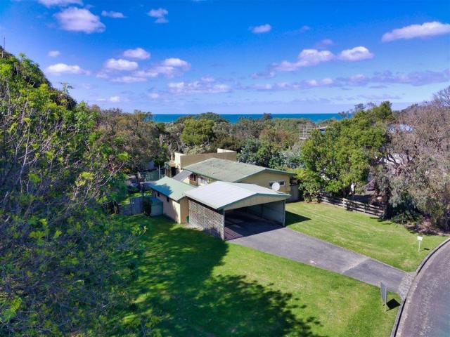 HEAR THE WAVES CRASH & CREATE ENDLESS FAMILY MEMORIES BEACH HOUSE 200 METRES TO THE WATER