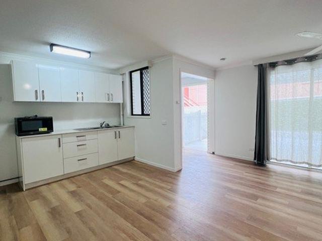 Heart of Broadbeach Renovated Unit Students Welcome
