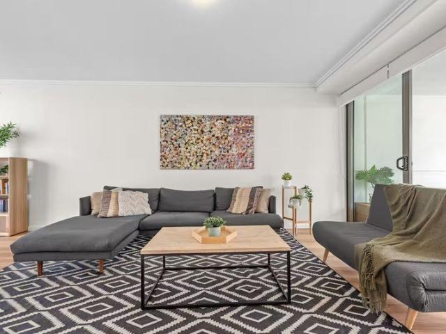 Heart of Brisbane's Cultural Precinct 2 Balconies, Parking & Walk to Everything 2 Bed | 2 Bath | Sleeps 5 | 107m²