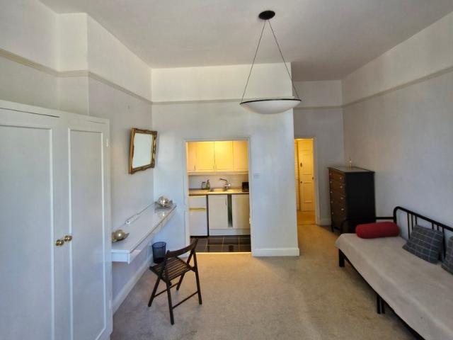 Heart of Chiswick studio avail for 1 person