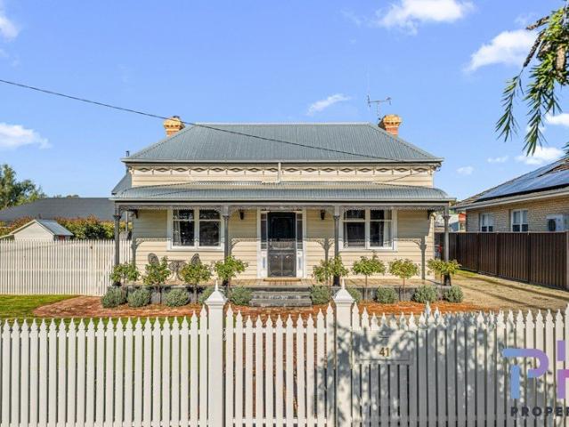 HEART OF EAGLEHAWK WITH A POOL
