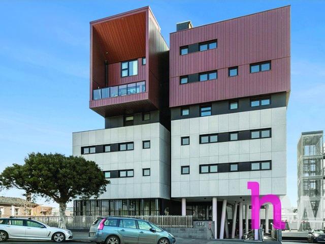 Heart of Geelong Stylish 2 Bedroom Apartment with Courtyard & Car Space
