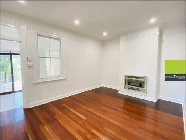 HEART OF GOULBURN, CHARACTER COTTAGE