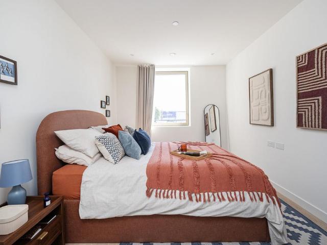 Heart of Hale Lane, Tottenham. 2 bed flat to rent £2,875 pcm £663 pw