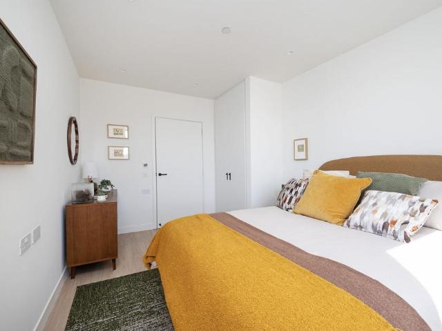 Heart of Hale Lane, Tottenham. 2 bed flat to rent £3,150 pcm £727 pw