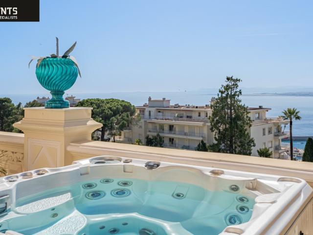 Heart of Mont Boron, an exceptional 4/5 bedroom apartment of. 173m² Nice
