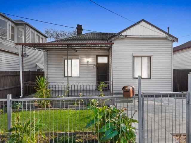 Heartwarming Edwardian living with standout potential!