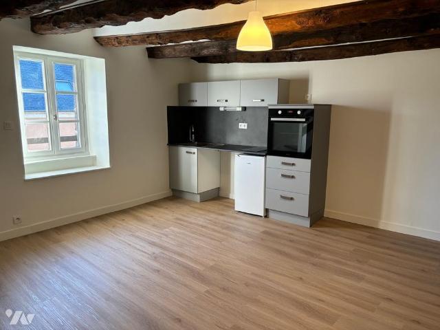 HEDE BAZOUGES, plein centre, accès voie rapide RENNES / ST MALO, rue des Forges. T2 Duplex lib.