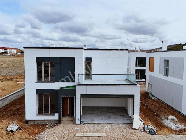 Hedef Emlaktan Karşıyaka Cadde Üzeri Doğa Cityde Satılık Villa