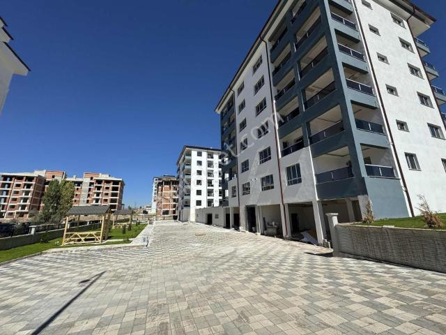 Hedef Emlaktan Kardeşlerde 2+1 Lüx Daire Ayrı Mutfak Site İçinde