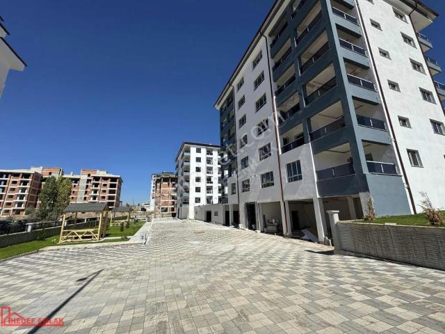 Hedef Emlaktan Kardeşlerde 2+1 Lüx Daire Ayrı Mutfak Site İçinde