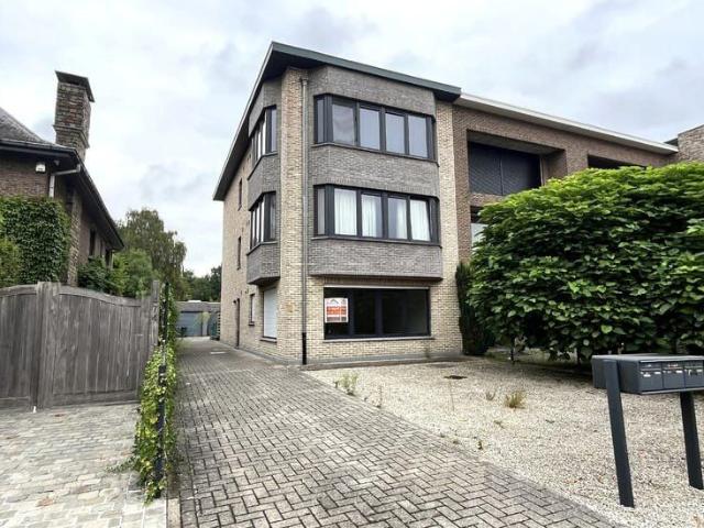 Hedendaags 2 slpk appartement met tuin, garage en kelder