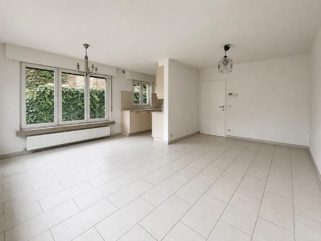 Hedendaags 2 slpk appartement met tuin, garage en kelder