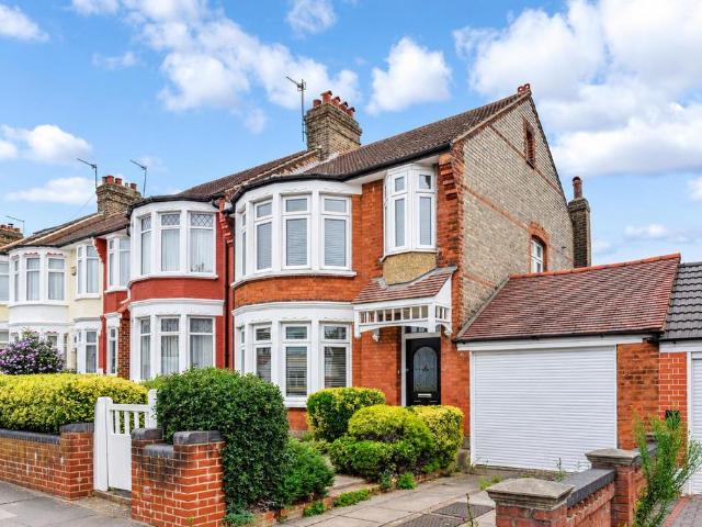 Hedge Lane, Palmers Green, N13 3 bed end of terrace house to rent £2,600 pcm £600 pw