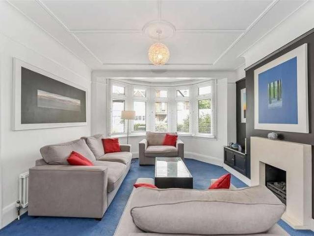 Hedge Lane, Palmers Green, N13