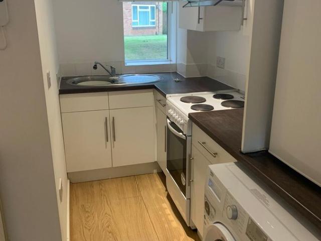 Hedges Close, Hatfield AL10, 2 bed flat to rent, £1,400 pcm | PrimeLocation