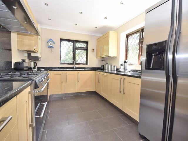 Hedingham Close, Horley, Surrey RH6, 5 bed detached house to rent, £3,100 pcm | PrimeLocation