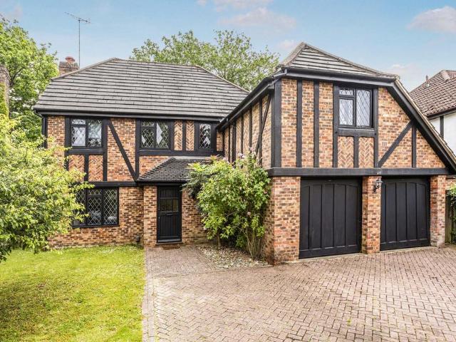 Hedingham Close, Horley, Surrey, RH6 5 bed detached house to rent £3,250 pcm £750 pw