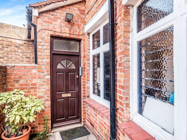 Heene Road, Worthing BN11, 1 bed flat to rent, £950 pcm | PrimeLocation