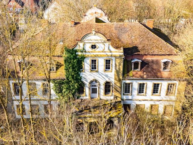 HEGERICH: Denkmalgeschütztes Schloss mit viel Potential in Illesheim