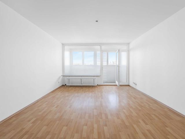 HEGERICH: Leerstehende 1 Zimmer Wohnung mit Loggia in Nähe des Olympia Einkaufszentrums