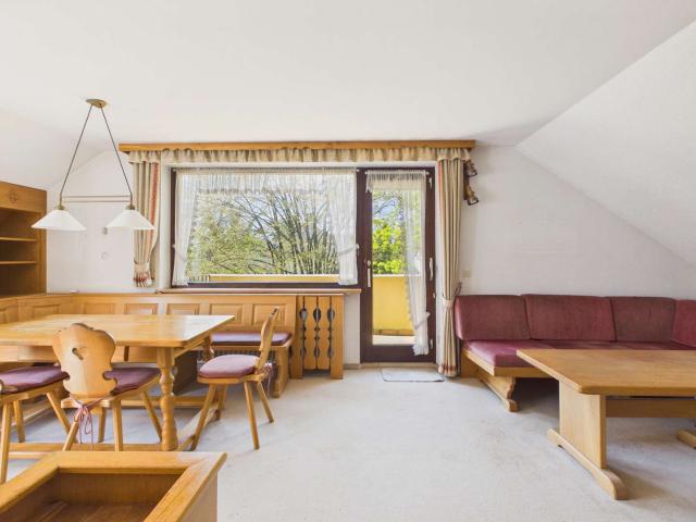 HEGERICH: Renovierungsbedürftige 3 Zimmer Dachgeschosswohnung mit zwei Balkonen in Obergiesing