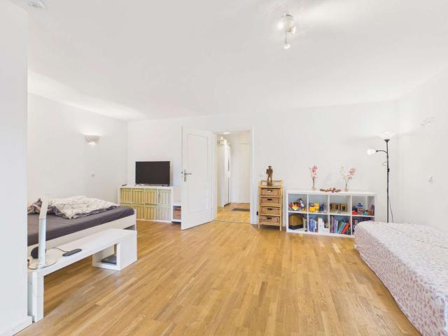 HEGERICH: Spannende Kapitalanlage 1,5 Zimmer EG Wohnung mit Balkon in München Bogenhausen!