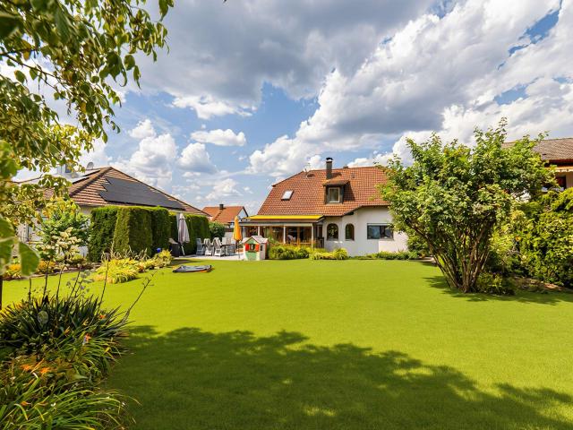 Hegerich: Stilvolles Zweifamilienhaus mit Wintergarten und vielseitigen Nutzungsmöglichkeiten