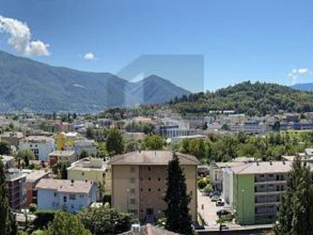 Heitere wohnung mit nebengebäude und aussicht